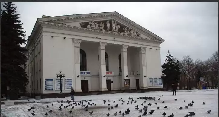 Rusii au tras in teatrul din Mariopol cu toate ca scria copii pe el