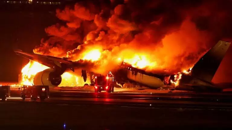 De ce stau linistiti pasagerii avionul japonez in timp ce avionul arde
